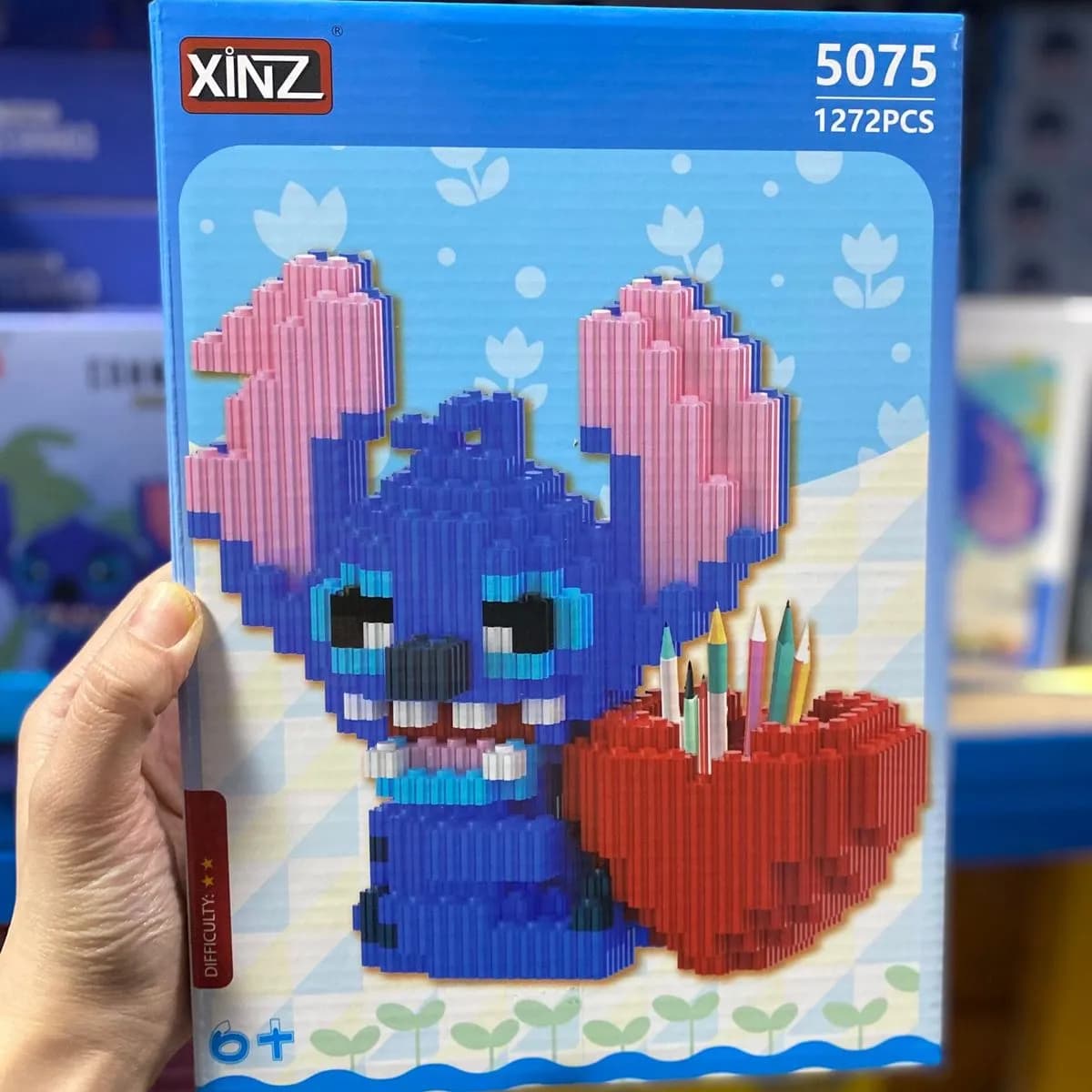 Klocki XINZ Stitch 1272 szt. z pojemnikiem na długopisy serce