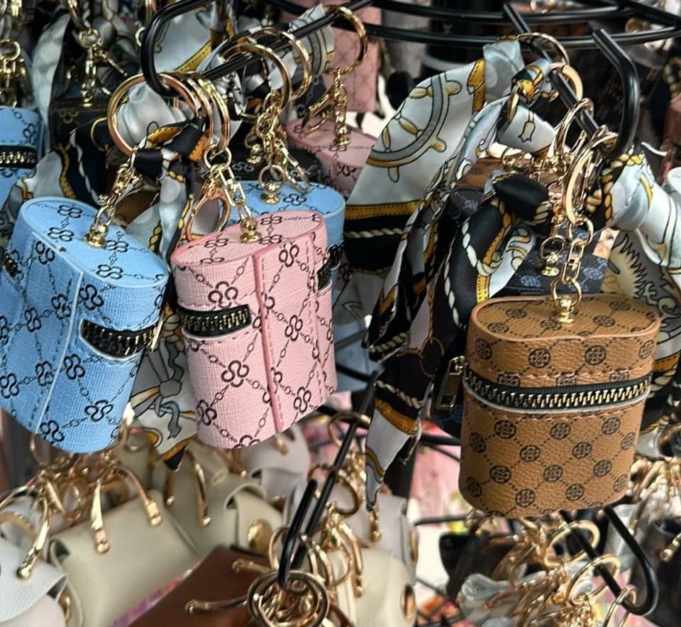 Brelok mini torebka z apaszką, wzór monogram, mix kolorów