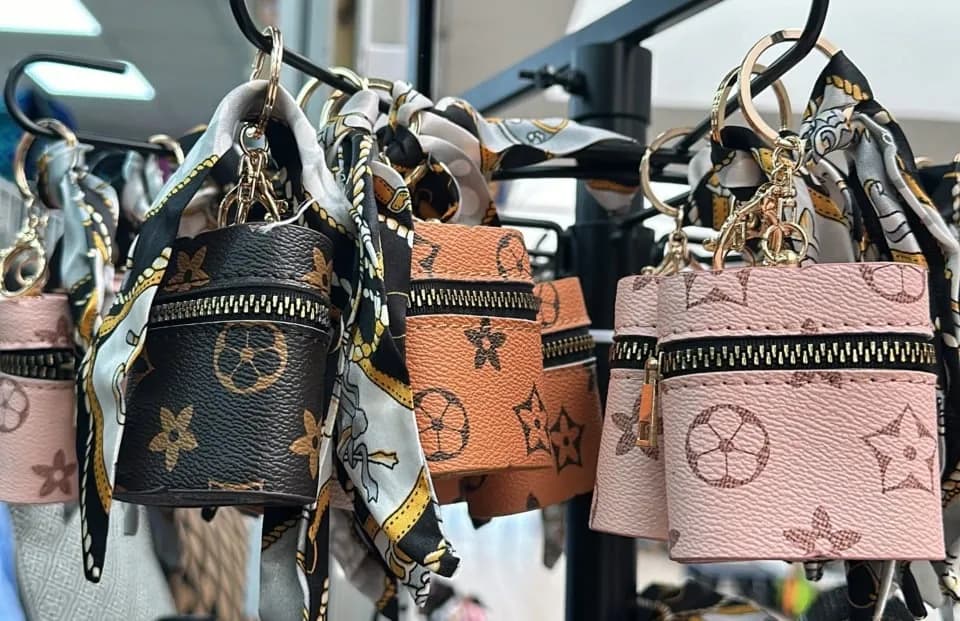 Brelok mini-kosmetyczka z apaszką i wzorem monogram, mix kolorów