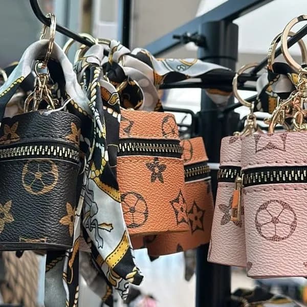 Brelok mini saszetka z apaszką i wzorem monogram, mix kolorów