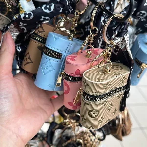 Brelok mini torebka z zamkiem, apaszką i wzorem monogram, mix