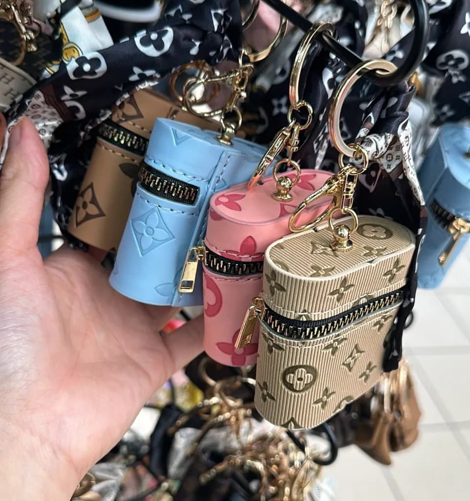 Brelok mini torebka z zamkiem, apaszką i wzorem monogram, mix