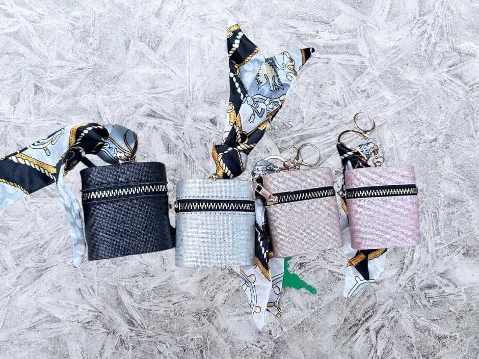 Brelok do kluczy etui z brokatem i apaszką, mix kolorów, 24 szt.