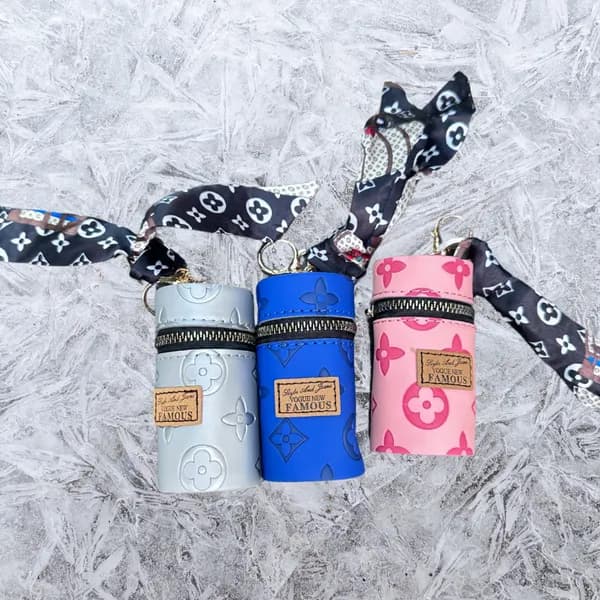 Brelok etui cylindryczne z monogramem i wstążką VOGUE NEW FAMOUS