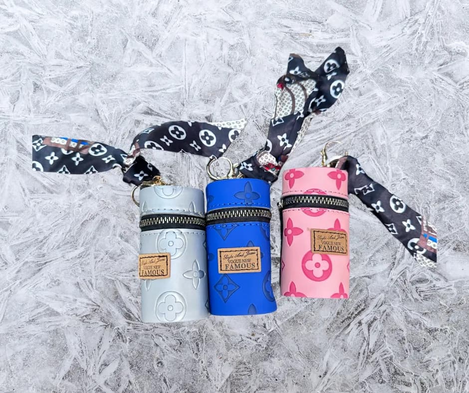 Brelok etui cylindryczne z monogramem i wstążką VOGUE NEW FAMOUS