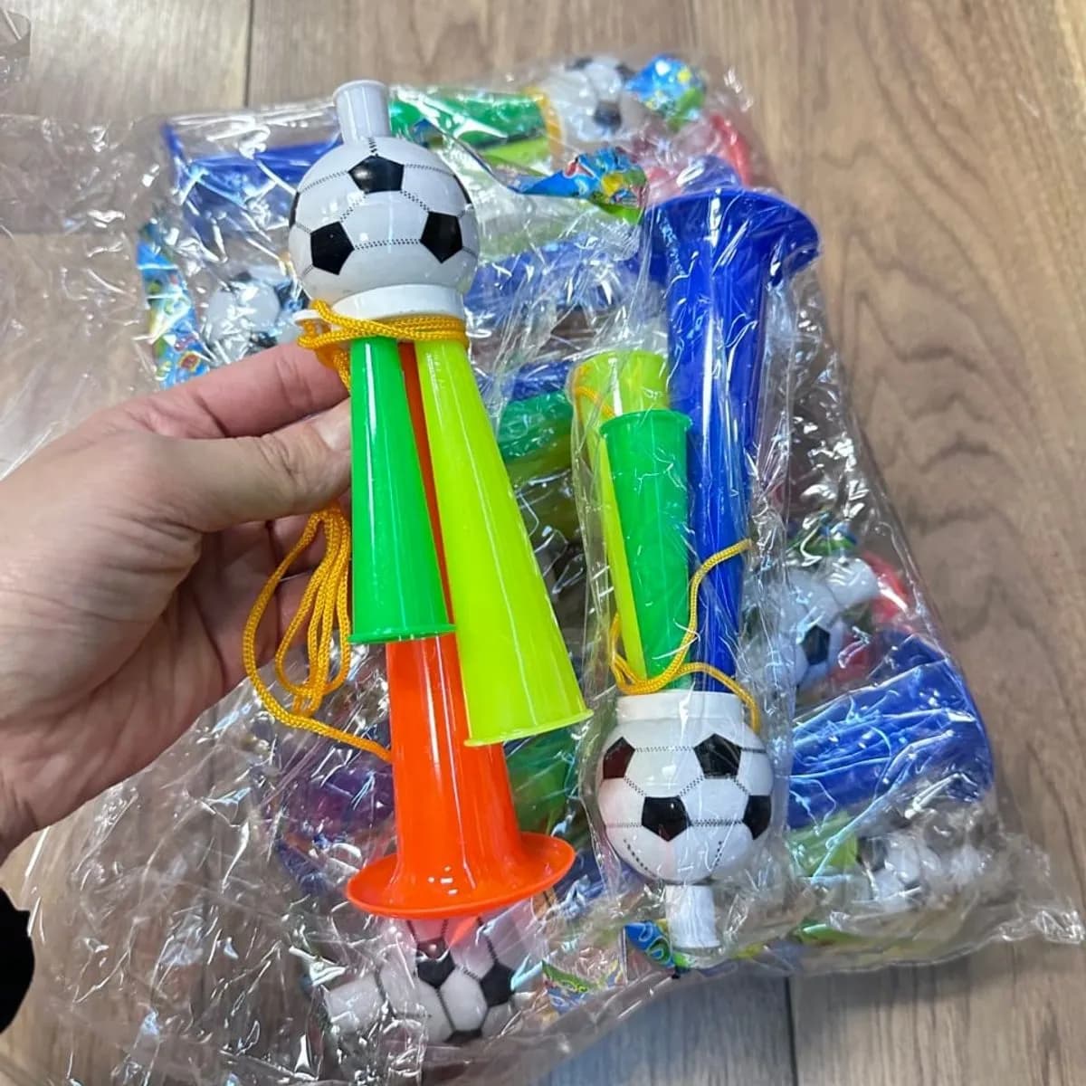 Gwizdek kibicowski piłkarski z potrójną trąbką i sznurkiem