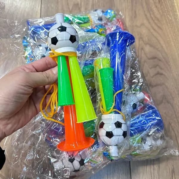 Gwizdek kibicowski piłkarski z potrójną trąbką i sznurkiem