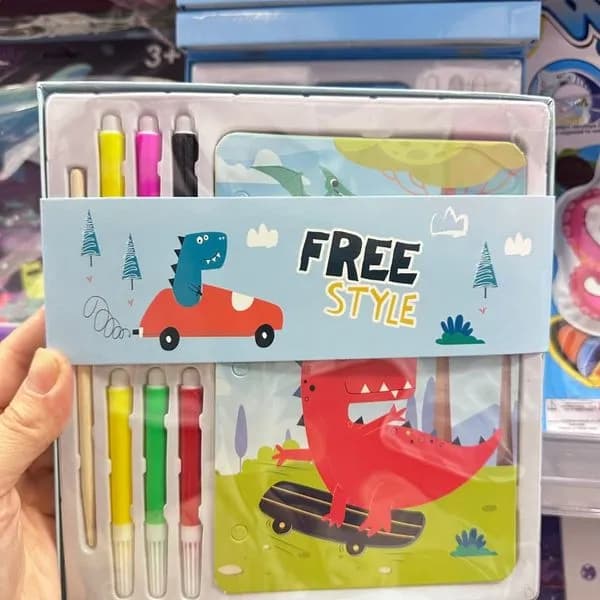 Zestaw kreatywny "Free Style" z dinozaurami, pisaki i plansze