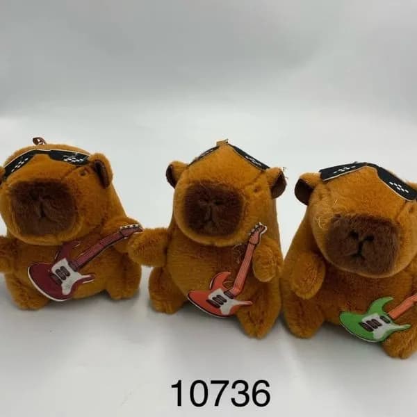 Brelok pluszowy kapibara z gitarą i okularami, mix kolorów