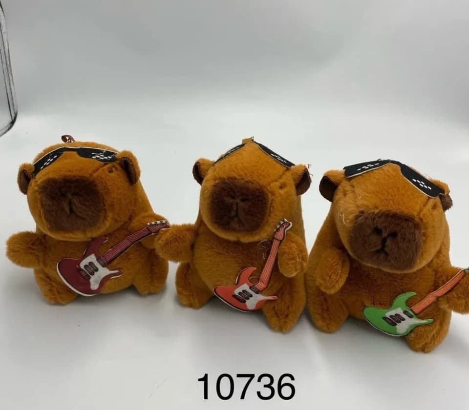 Brelok pluszowy kapibara z gitarą i okularami, mix kolorów