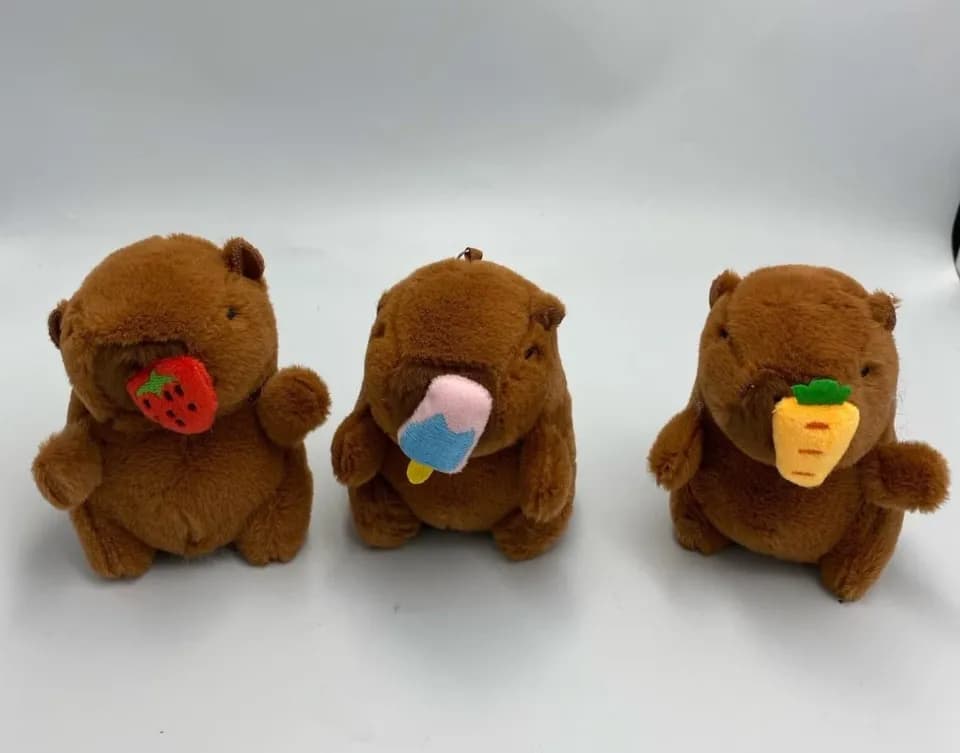 Brelok pluszowy miś z akcesorium (truskawka, lody, marchewka)