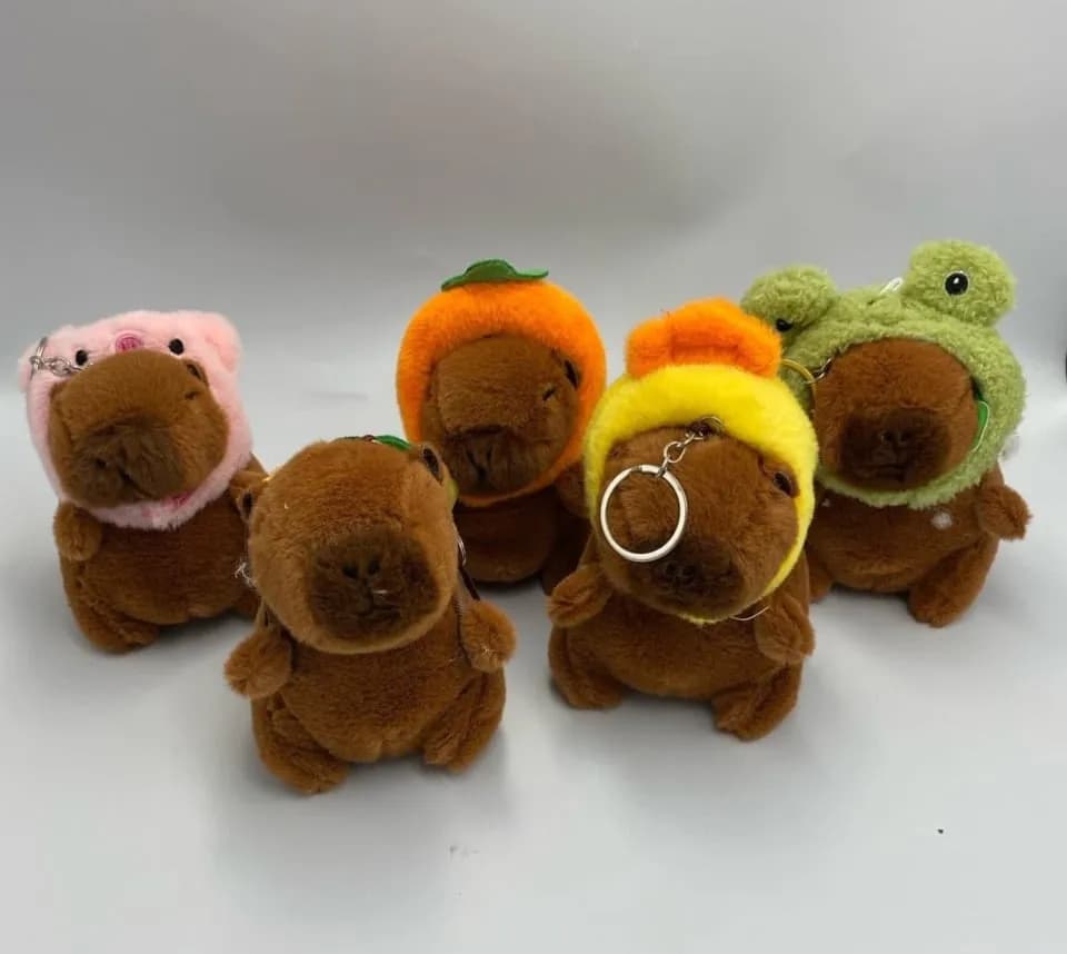 Brelok pluszowy zwierzątko Kapibara w kapturku mix 24szt
