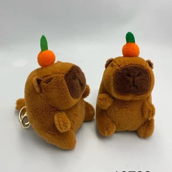 Brelok pluszowy zwierzątko kapibara z marchewką, brązowy