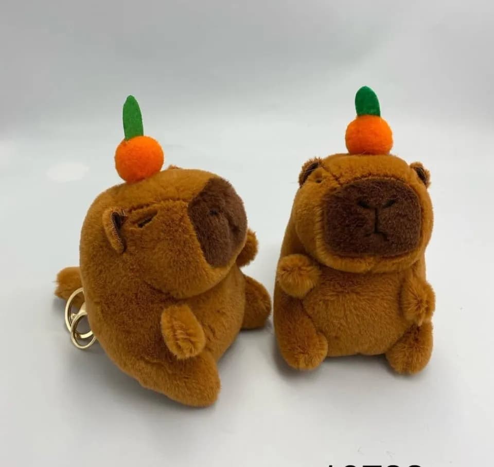 Brelok pluszowy zwierzątko kapibara z marchewką, brązowy