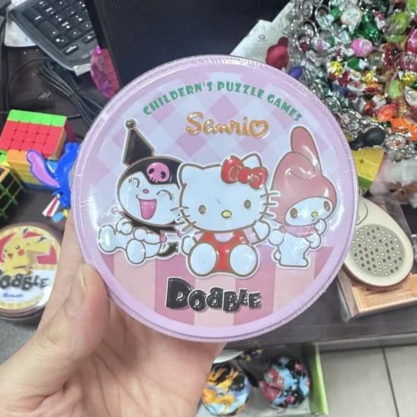 Gra Dobble Sanrio metalowe pudełko Hello Kitty Kuromi 12szt