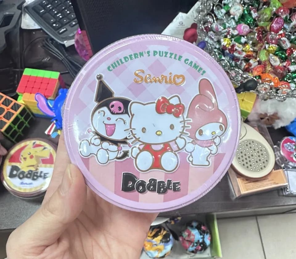 Gra Dobble Sanrio metalowe pudełko Hello Kitty Kuromi 12szt