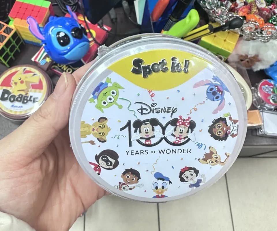 Gra Spot It! Disney 100 Years of Wonder PK12642 Metalowa Puszka