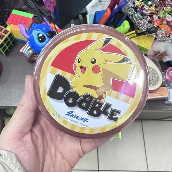 Gra Dobble Pokemon Pikachu - okrągłe brązowe pudełko