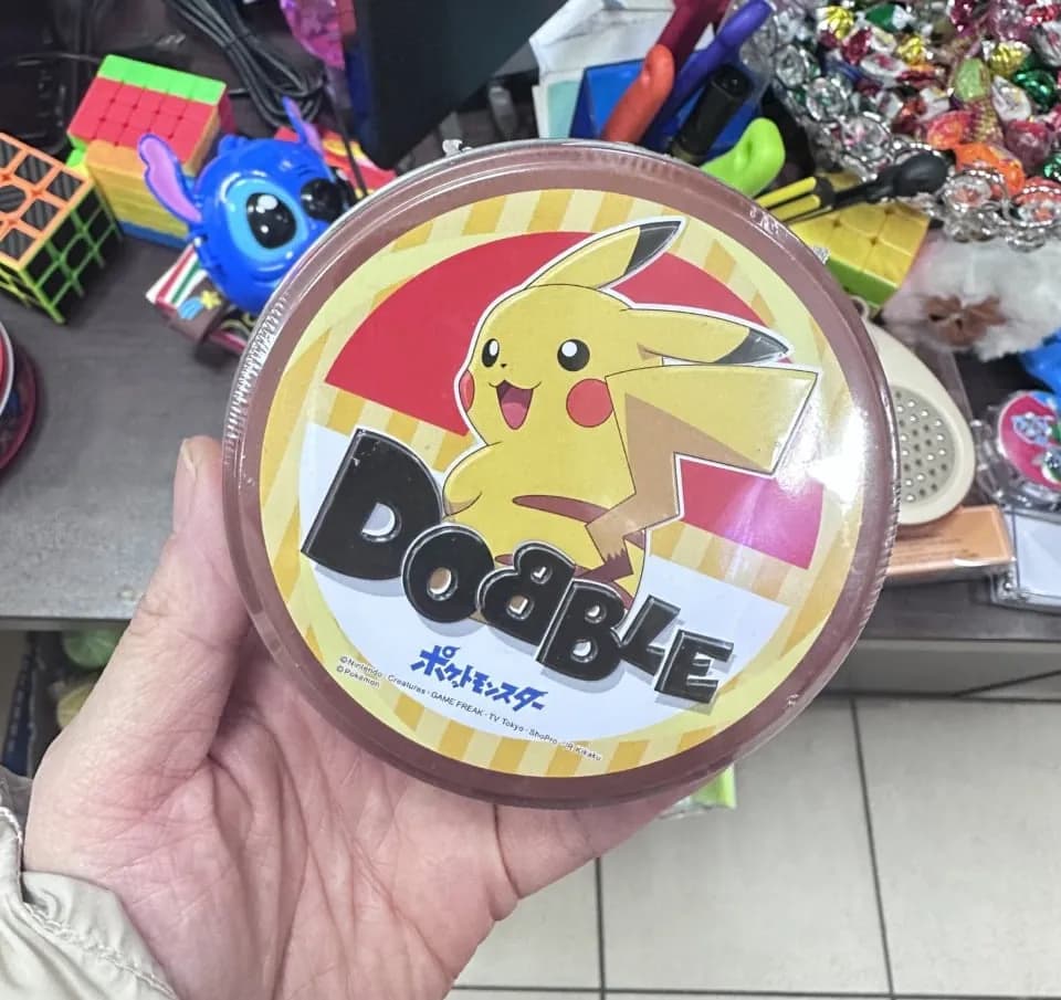 Gra Dobble Pokemon Pikachu - okrągłe brązowe pudełko