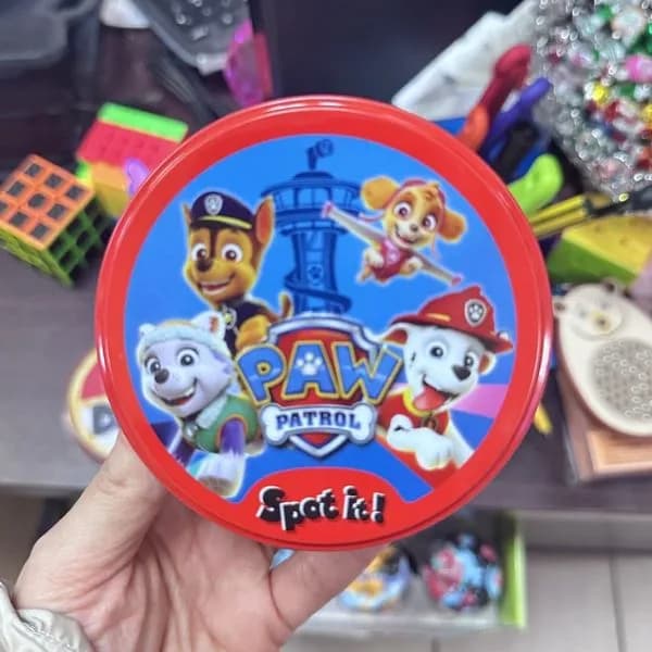 Gra Spot It! Psi Patrol okrągła metalowa puszka, czerwona