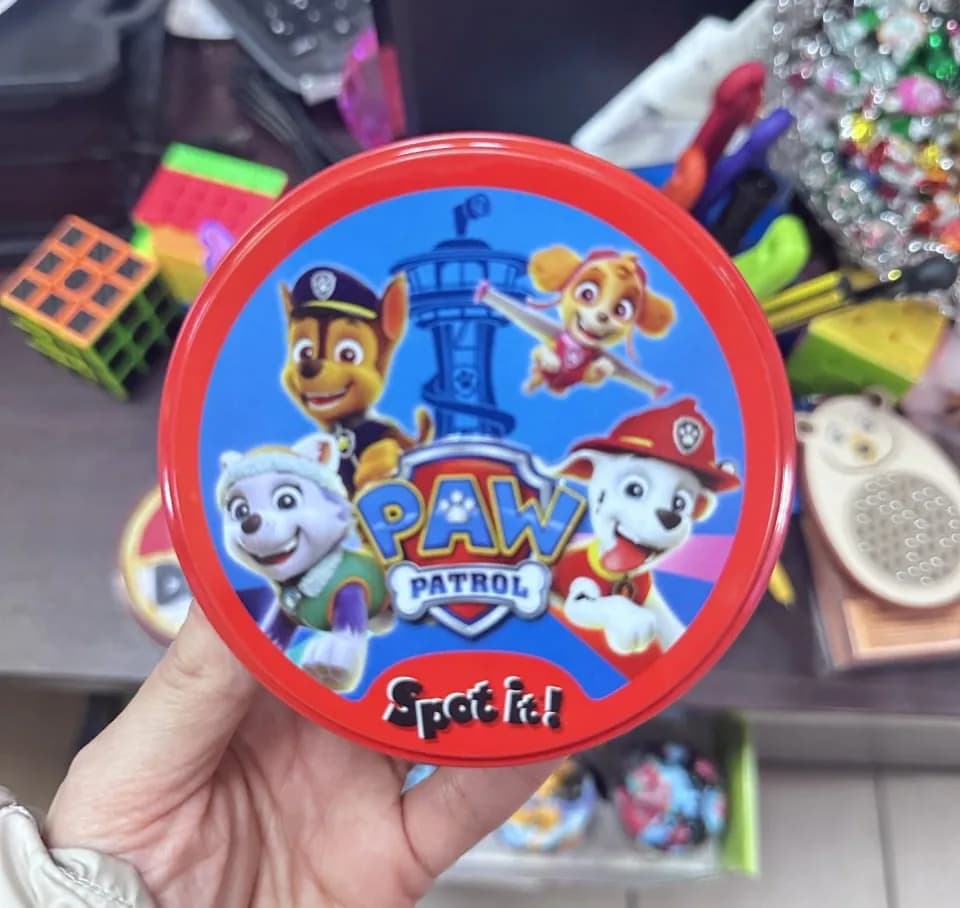 Gra Spot It! Psi Patrol okrągła metalowa puszka, czerwona