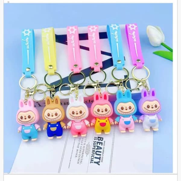 Brelok do kluczy królik w kombinezonie z silikonowym paskiem 24szt