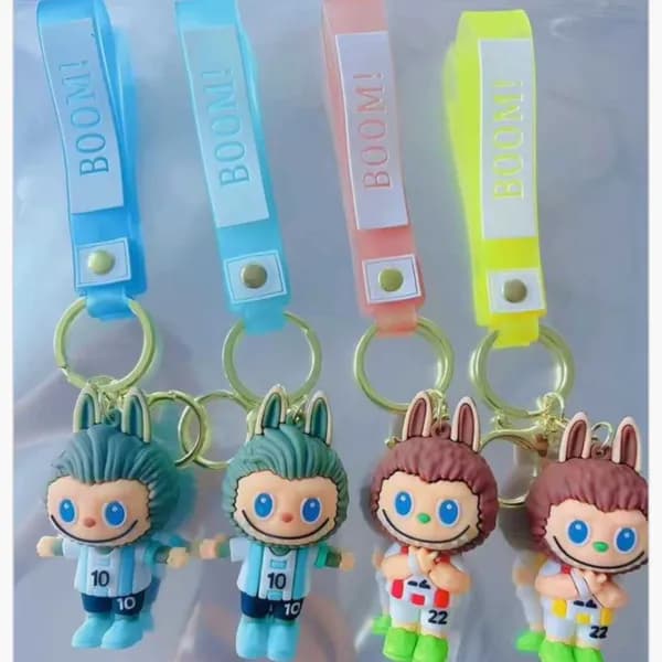 Brelok do kluczy figurka "BOOM!" z zawieszką, postać sportowa