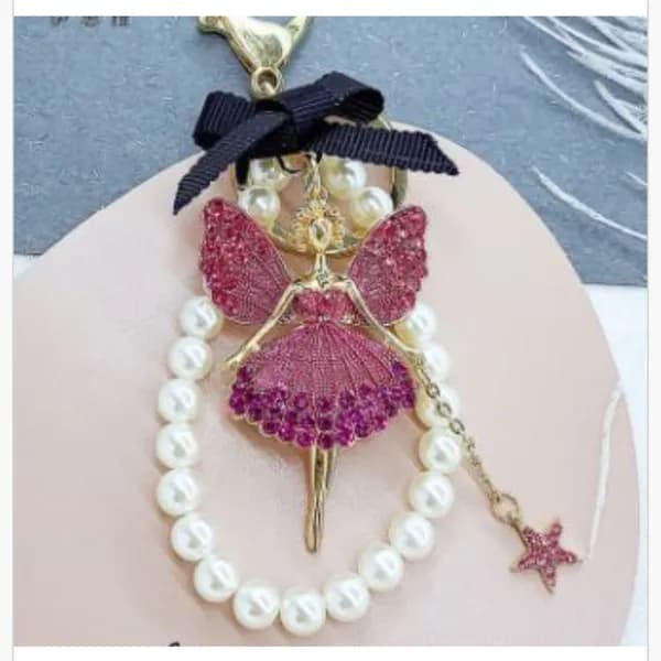 Brelok do kluczy wróżka z perełkami, różowymi cyrkoniami i kokardką