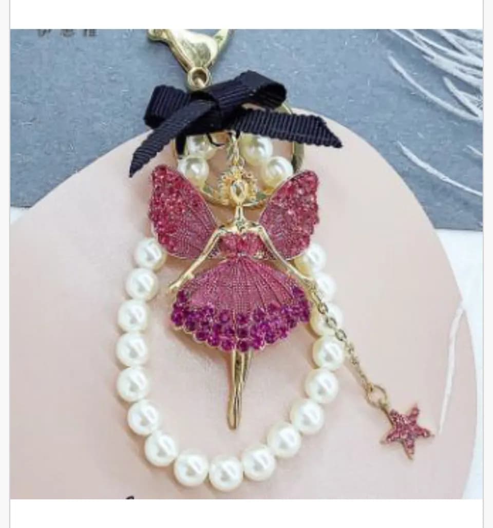 Brelok do kluczy wróżka z perełkami, różowymi cyrkoniami i kokardką