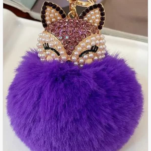 Brelok do kluczy lis z fioletowym pomponem, perłami i cyrkoniami