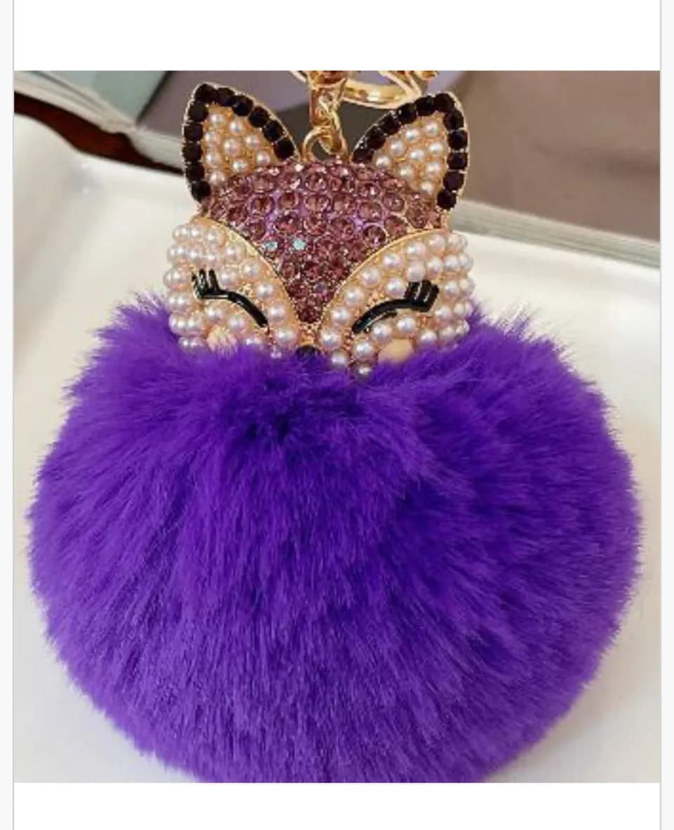 Brelok do kluczy lis z fioletowym pomponem, perłami i cyrkoniami