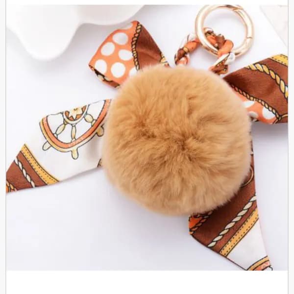 Brelok futrzany z ozdobną wstążką, beżowy pompon, motyw marynistyczny