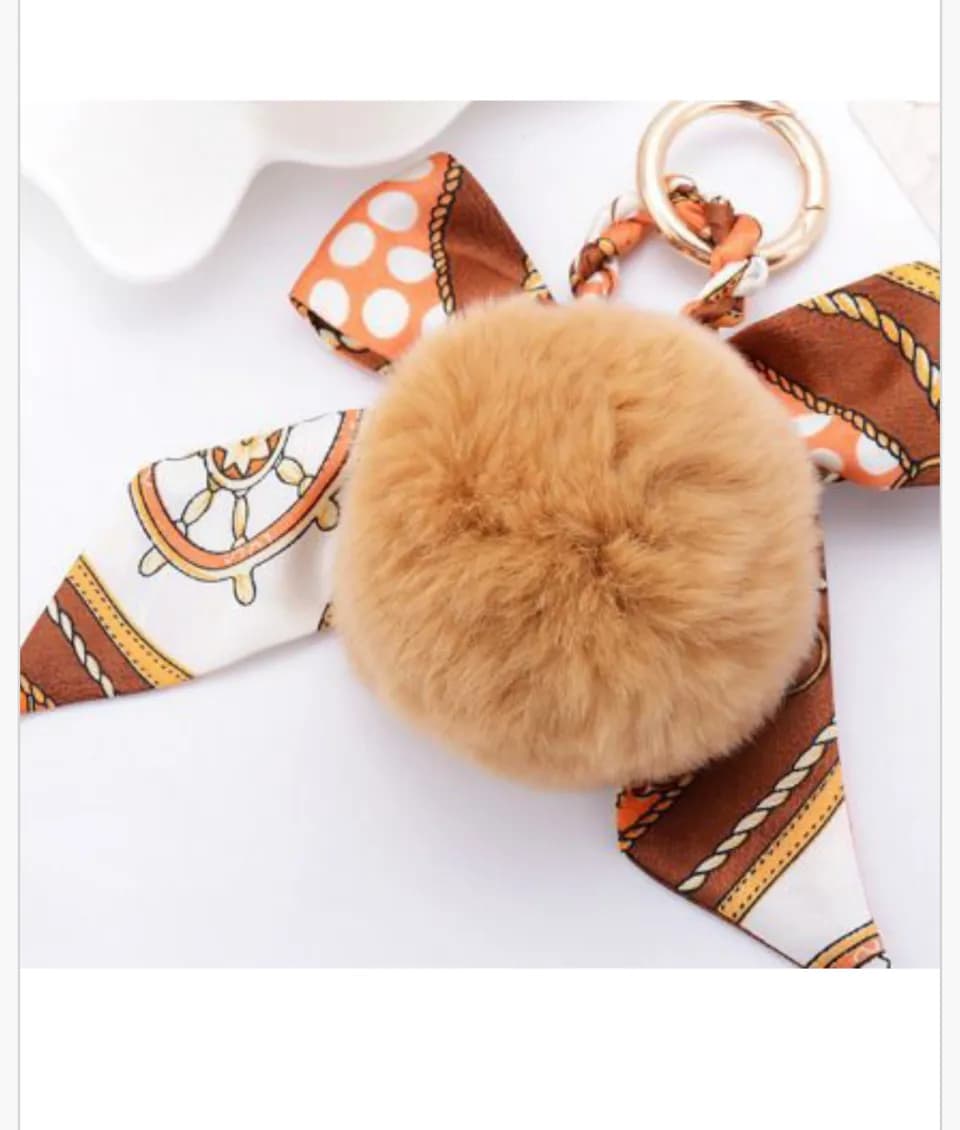 Brelok futrzany z ozdobną wstążką, beżowy pompon, motyw marynistyczny