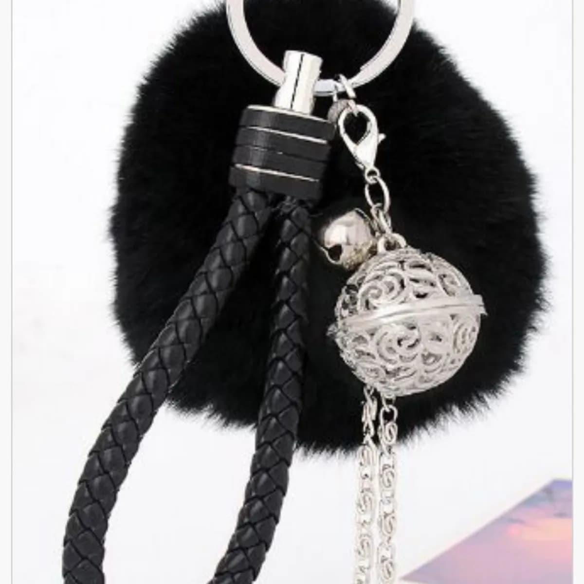Brelok do kluczy czarny pompon z ozdobną ażurową kulą i paskiem