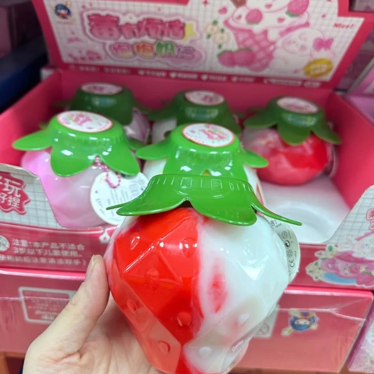 Zabawka truskawka z zieloną nakładką, gniotek antystresowy mix