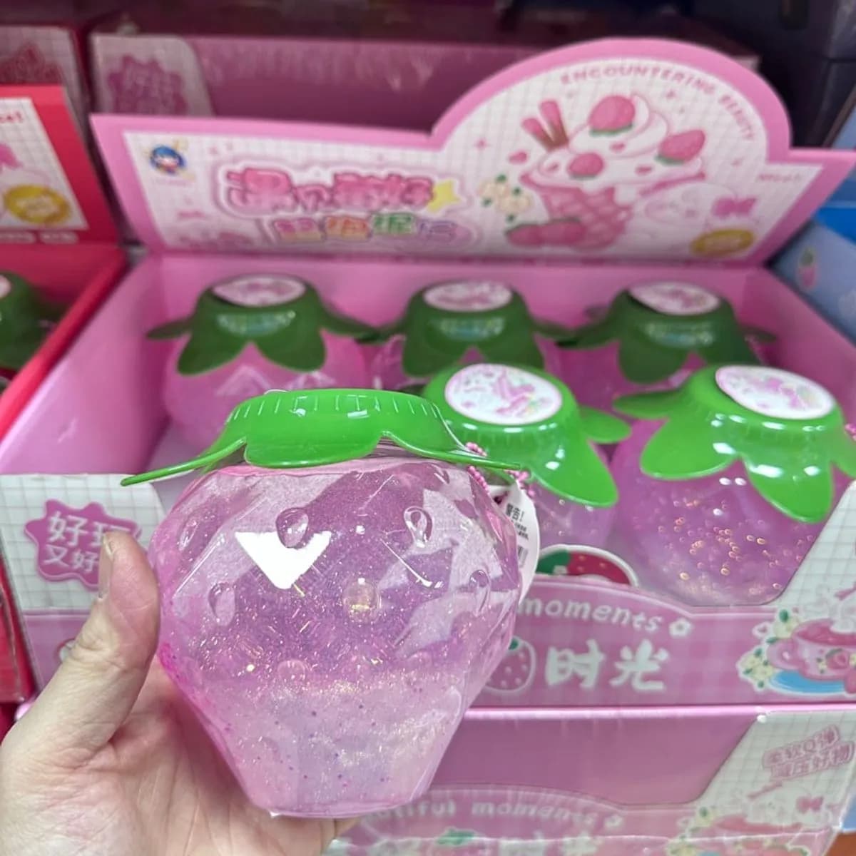 Mini zabawka truskawka z brokatem i zieloną nakrętką, 6 szt.