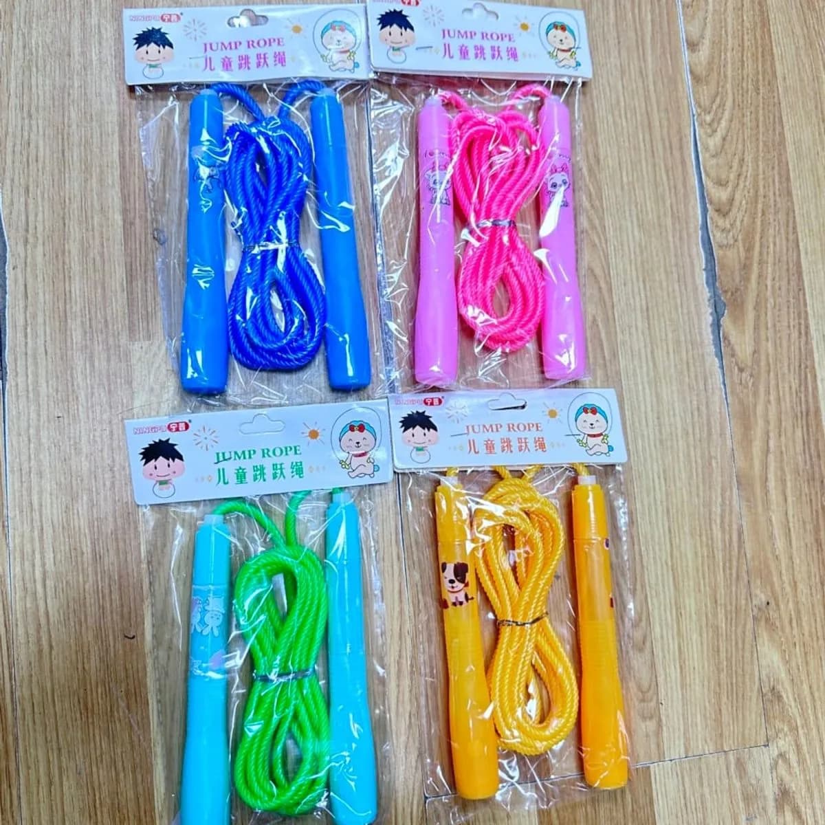 Skakanka dla dzieci z kolorowymi uchwytami i grafiką, mix kolorów