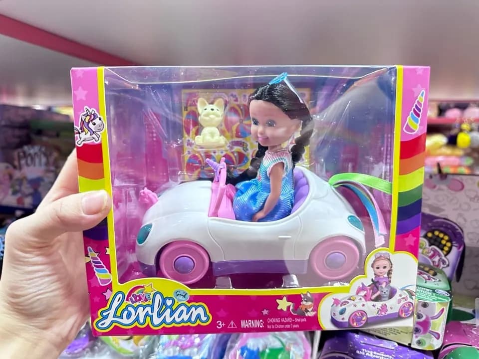 Zestaw Lalka Lorlian w samochodzie jednorożcu z pieskiem