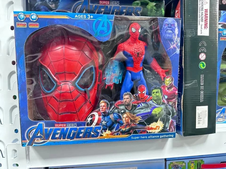 Zestaw Figurka Spiderman i Maska Avengers z Dźwiękiem i Światłem