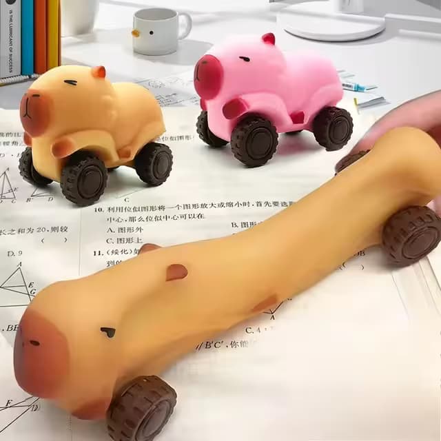 Zabawka samochodowa z gumy - Kapibara na kółkach, mix kolorów