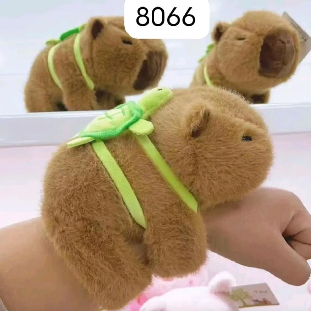 Maskotka pluszowa na rękę - brązowa kapibara z żółwikiem