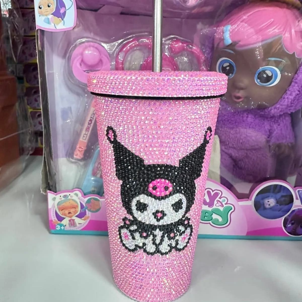 Różowy kubek z kryształkami Kuromi i metalową słomką