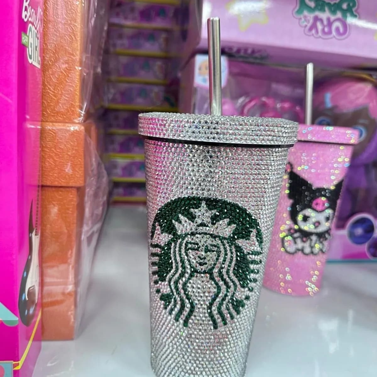 Kubek z kryształkami logo Starbucks i metalową słomką