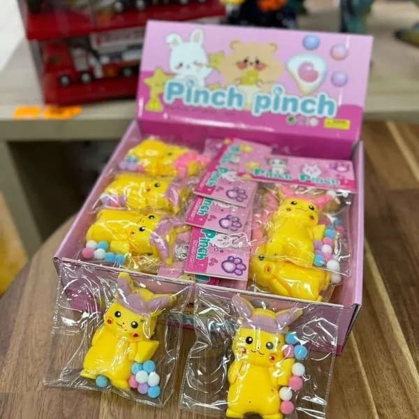 Zabawka Squeeze Pinch Pinch Pikachu żółta z pomponami 16 szt.