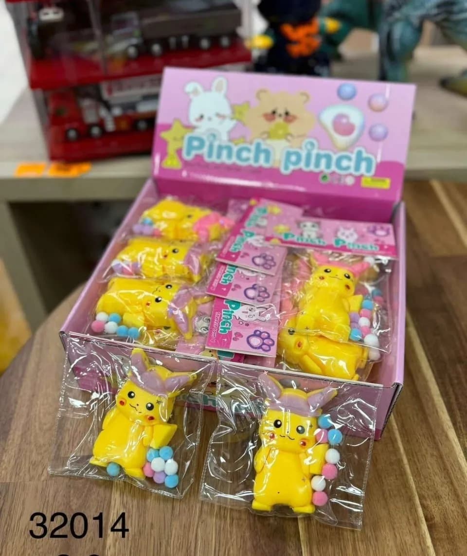 Zabawka Squeeze Pinch Pinch Pikachu żółta z pomponami 16 szt.