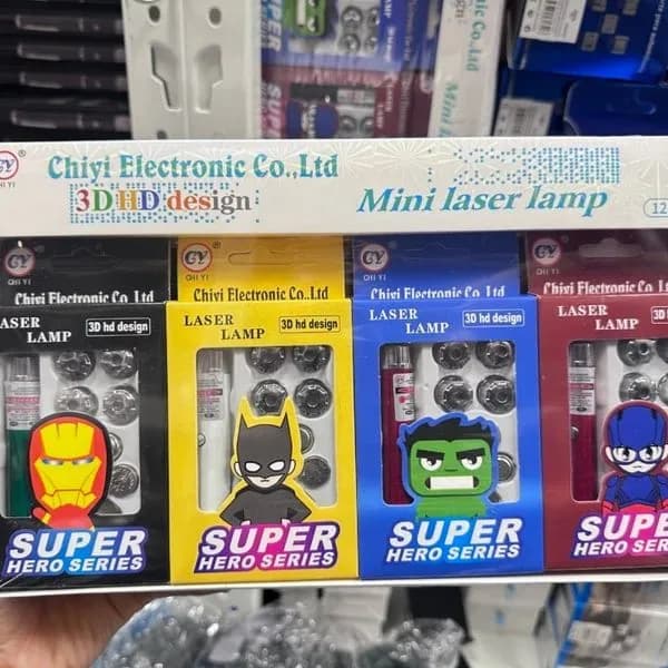 Zestaw 4 mini lampek laserowych Superbohaterowie 3D HD, 12 szt.