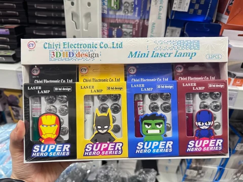 Zestaw 4 mini lampek laserowych Superbohaterowie 3D HD, 12 szt.