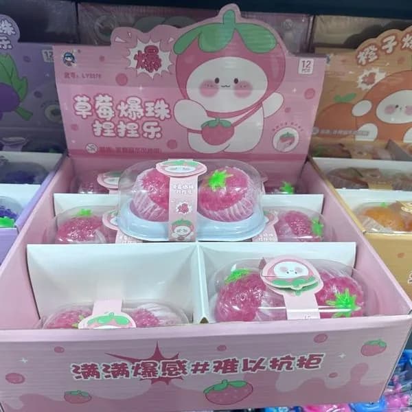 Zabawka Squeeze Truskawka z koralikami żelowymi, opakowanie 12 szt.