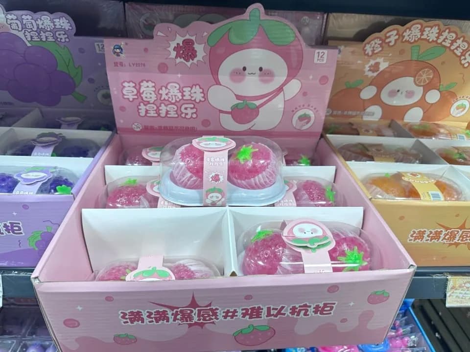 Zabawka Squeeze Truskawka z koralikami żelowymi, opakowanie 12 szt.