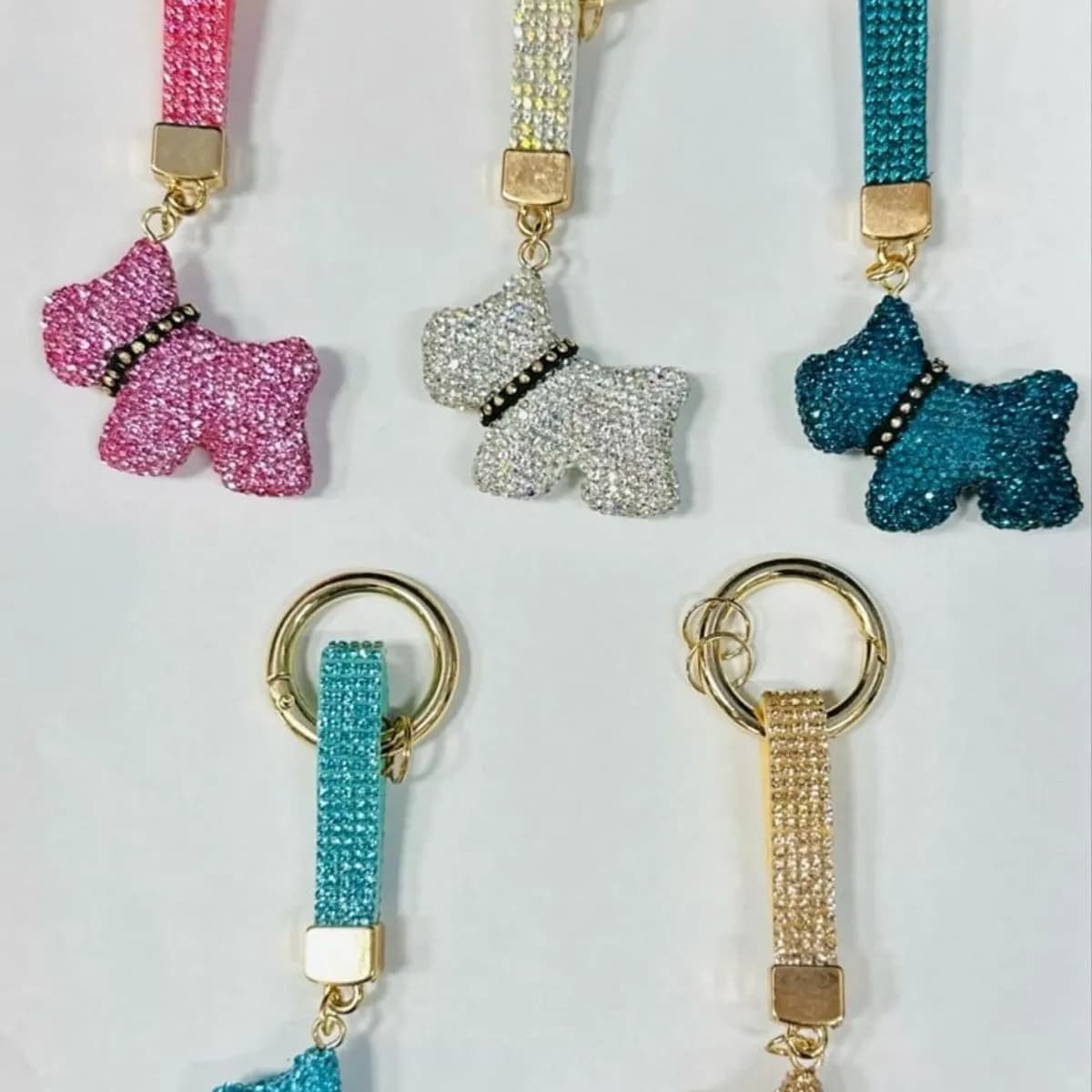 Brelok do kluczy piesek z cyrkoniami, ozdobny pasek, mix kolorów